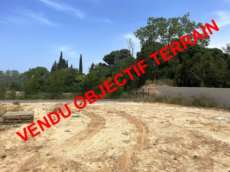 LE BON PLAN IMMOBILIER - CHARMANT TERRAIN PRET A CONSTRUIRE -PLAT-VIABILISE AVEC PC DEJA VALIDE - 