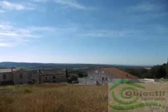 UN CADRE PARADISIAQUE ET UNE VUE IMPRENABLE JUSQU’A LA MER!!! BEAU TERRAIN ENTIERMENT VIABILISE