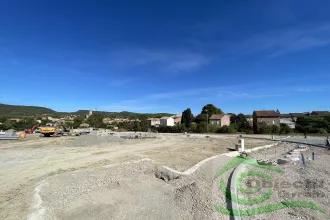 UN CADRE NATUREL AUTHENTIQUE POUR UNE QUALITE DE VIE INCOMPARABLE - GRAND TERRAIN DE 714M2 - LOTISSEMENT - ENTIEREMENT VIABILISE