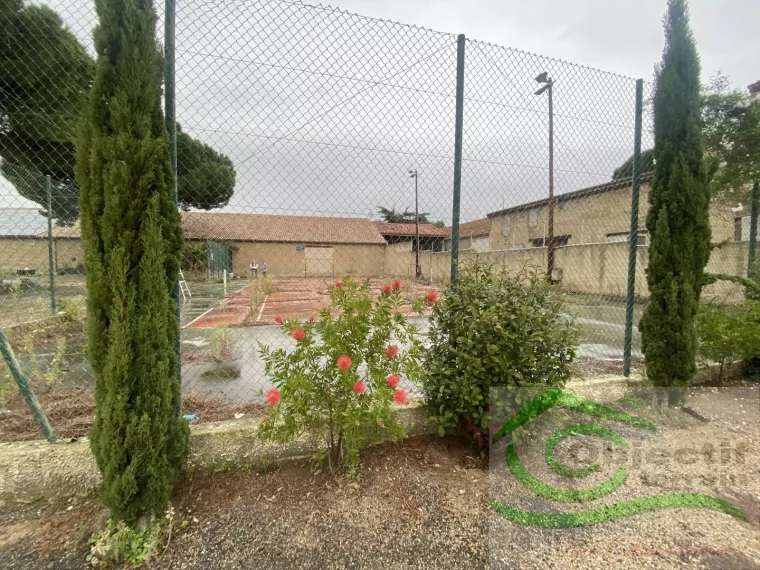 TERRAIN 650M2-CENTRE VILLAGE-PLAT